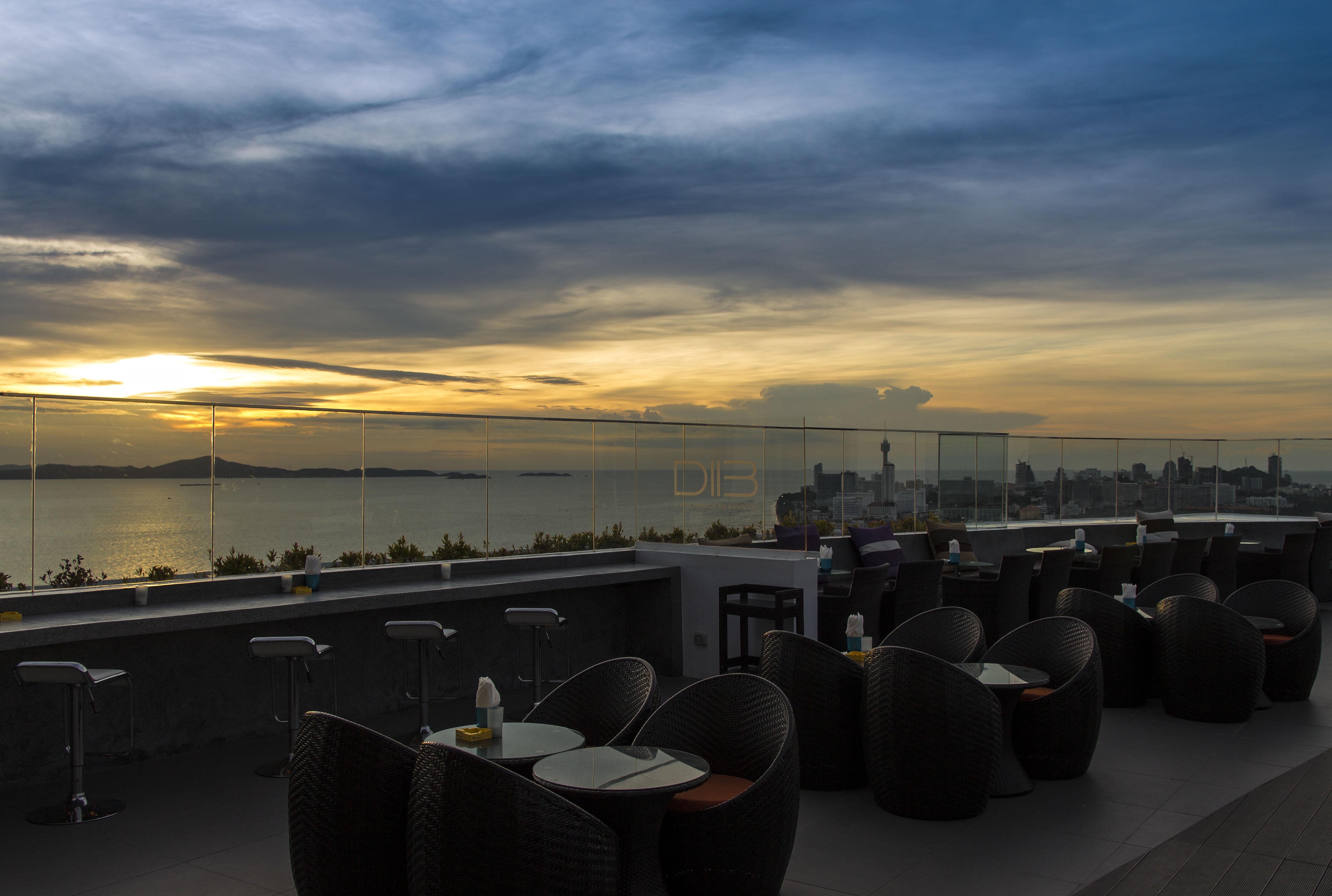 D Varee Jomtien Beach, Pattaya מראה חיצוני תמונה Sunset at the rooftop bar