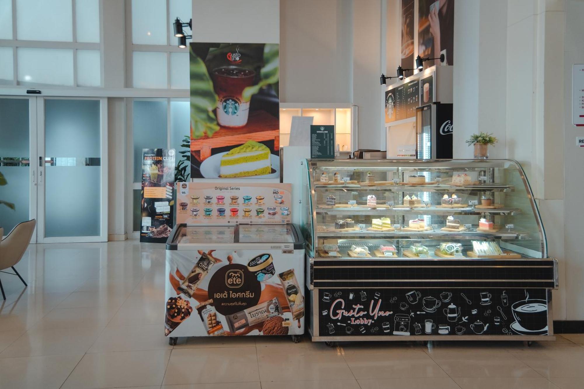 D Varee Jomtien Beach, Pattaya מראה חיצוני תמונה A pastry shop in the airport