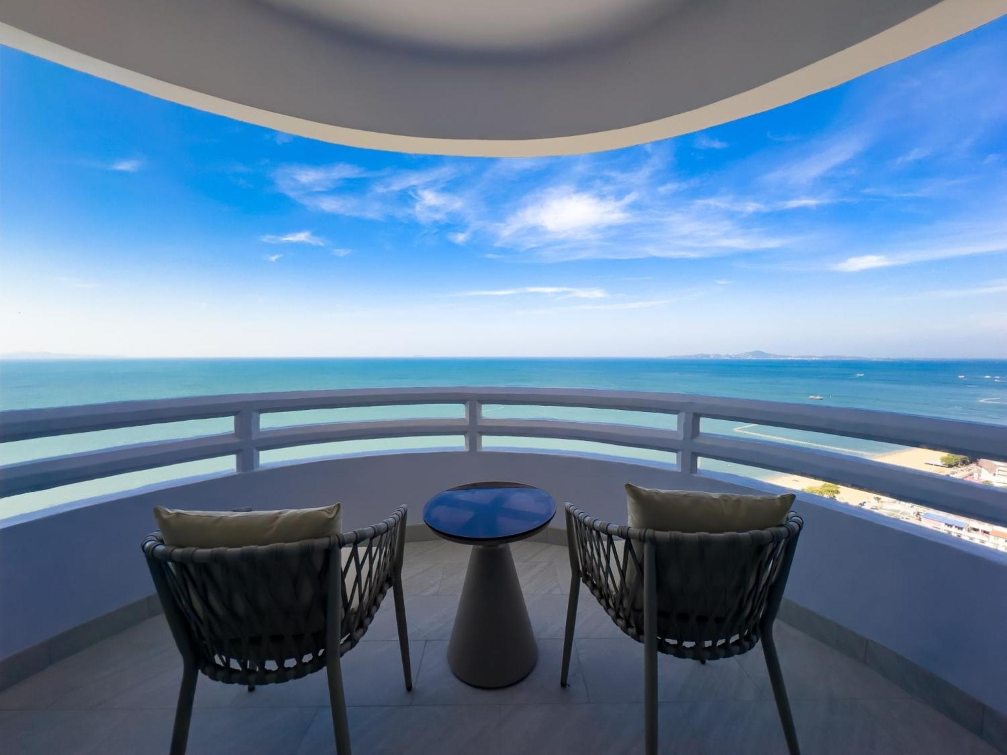 D Varee Jomtien Beach, Pattaya מראה חיצוני תמונה Balcony of a suite at the Hilton Pattaya