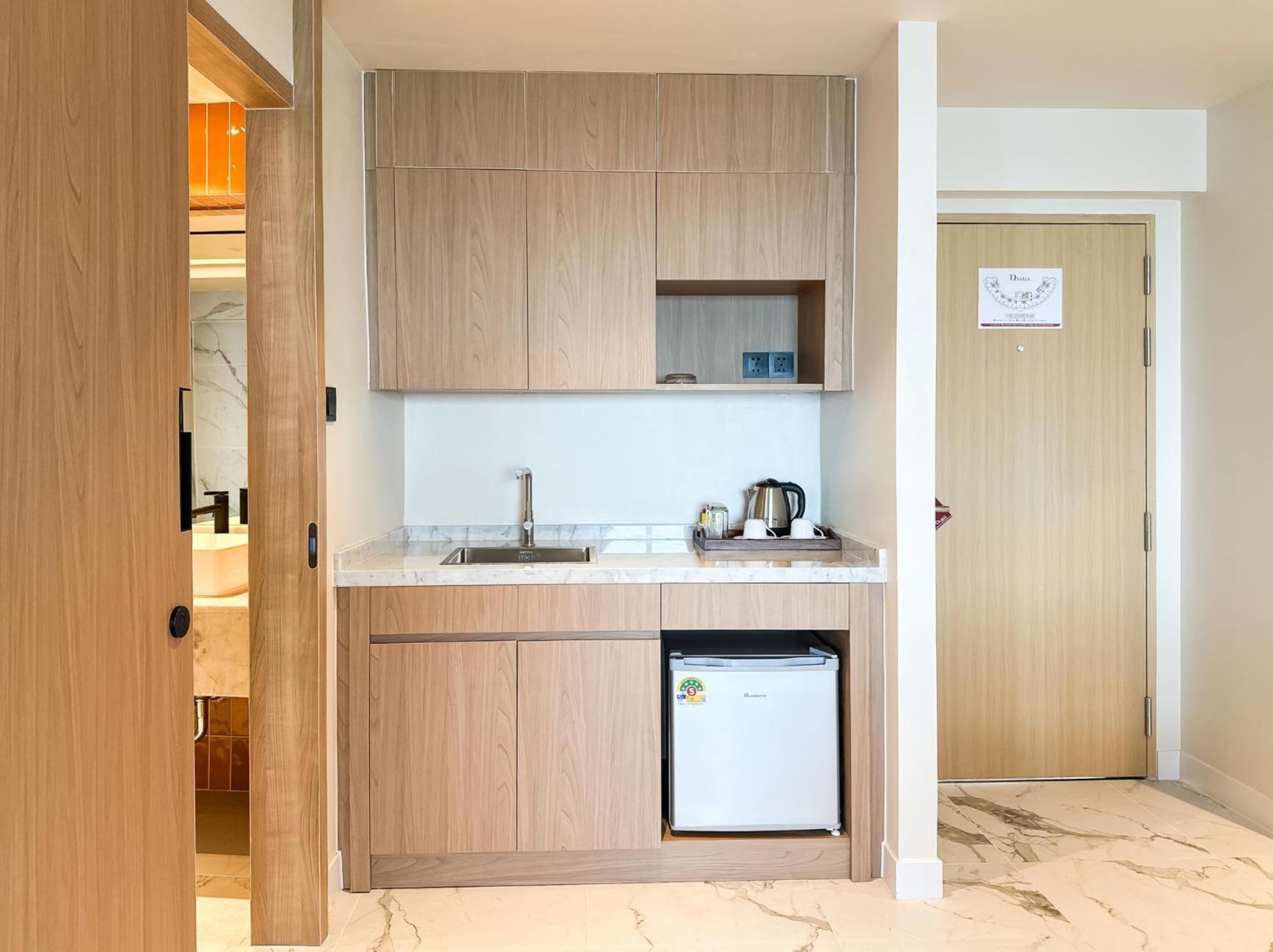 D Varee Jomtien Beach, Pattaya מראה חיצוני תמונה A kitchenette in a hotel room